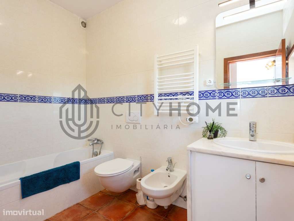 Moradia T4 com piscina infinita em terreno amplo em Silves-18