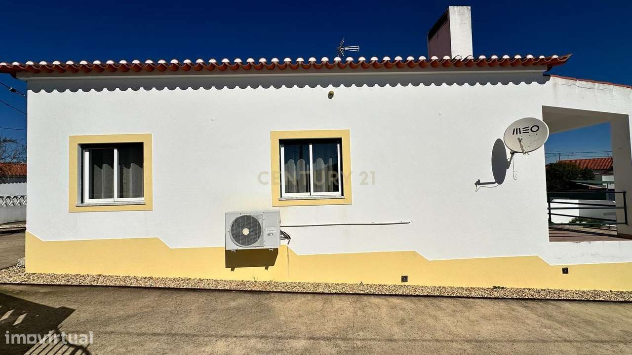 MORADIA  T4 BASTANTE ATRATIVA , ESPAÇOSA E COM MUITA LUZ NATURAL EM A-28