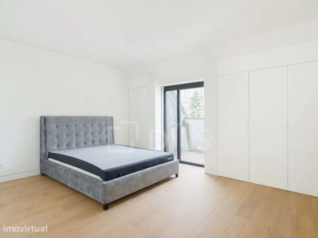 Penthouse T3 com varanda ampla e garagem privada, em Lisboa-32