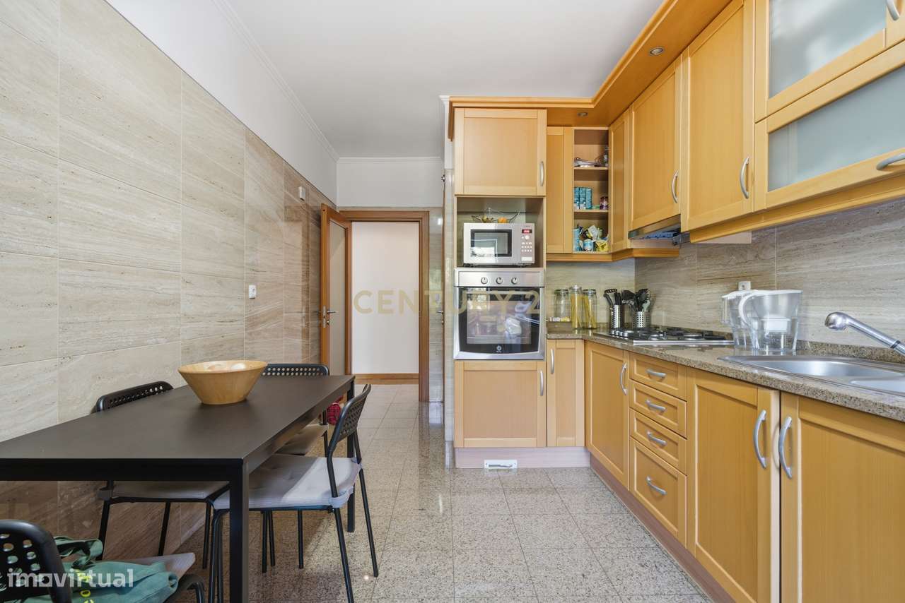 Elegante Apartamento T3 no Estoril com Box Fechada para 3 carros a pou-12