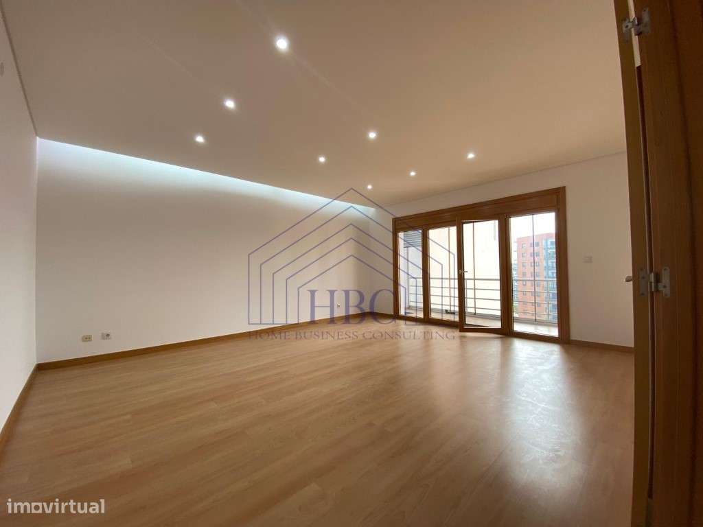 Apartamento T3 nas Colinas do Cruzeiro | 4 Parqueamentos + Arrecadação - Grande imagem: 4/42