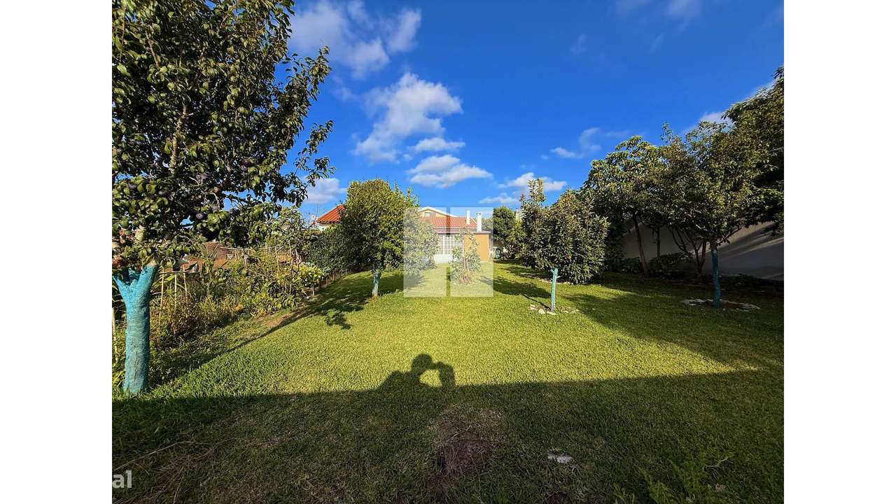 Moradia c/ Terreno e Jardim-13