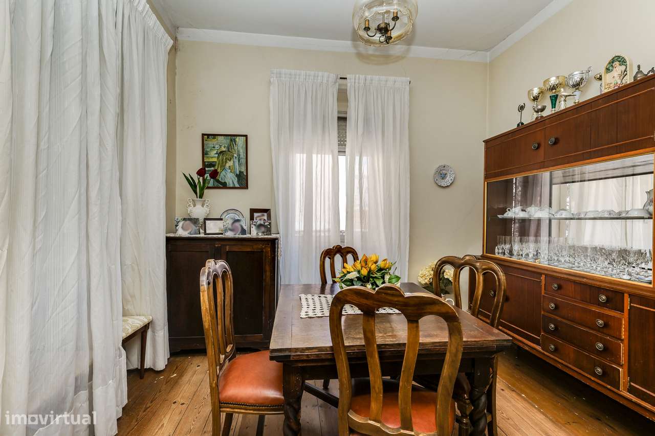 Andar de moradia T3 Para Renovar com Jardim e Localização Privilegiada-9