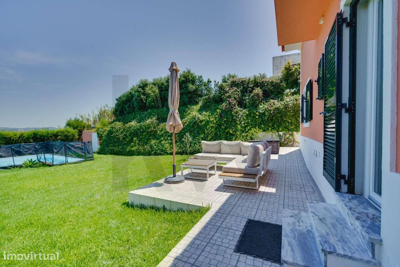 Fabulosa Moradia T4 com Piscina e Espaço Exterior-41