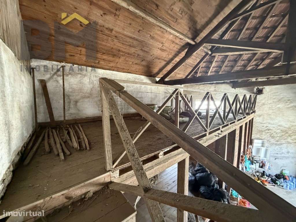 Edifício antigo no centro da aldeia de Proença-a-Velha-13