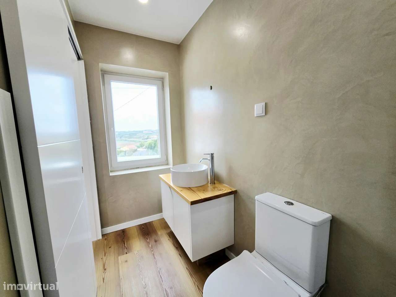 A casa onde o seu futuro começa – Moradia T3 remodelada, moderna e lum-40