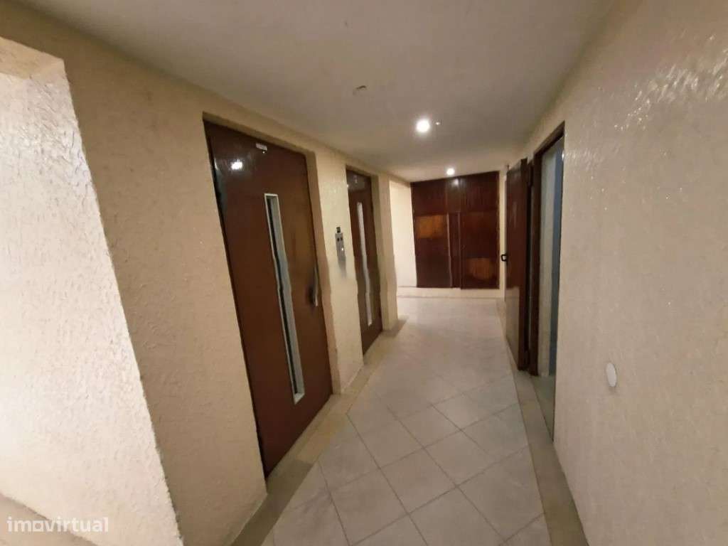 Apartamento T2 Remodelado na Tapada das Mercês-22