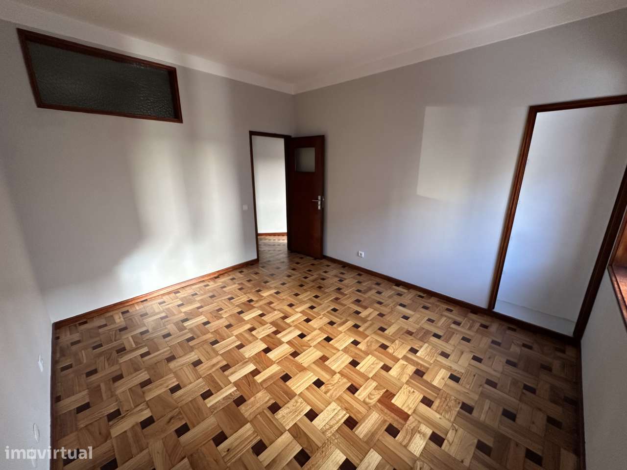 Apartamento T2+1 renovado, com garagem, em boa localização-15