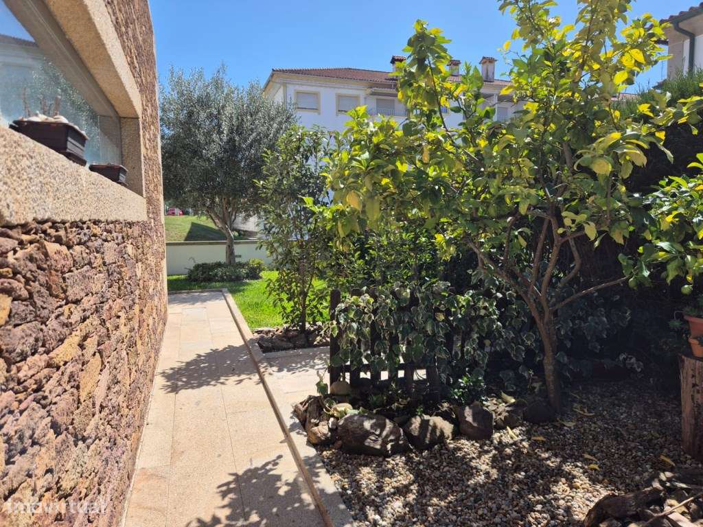 Moradia T4 com Suite, Jardim e Garagem - Centro de Ponte de Lima-51