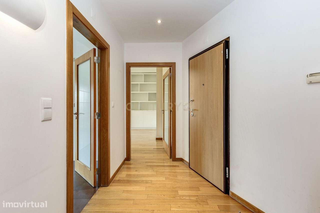 T3 Colinas do Cruzeiro com varanda e exposição solar privilegiada - Grande imagem: 5/28