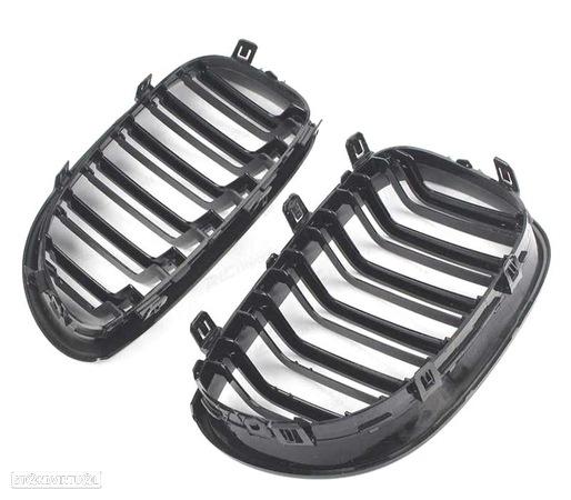 GRELHAS FRONTAIS DUPLAS PARA BMW E60 03-10 PRETO BRILHANTE - 2