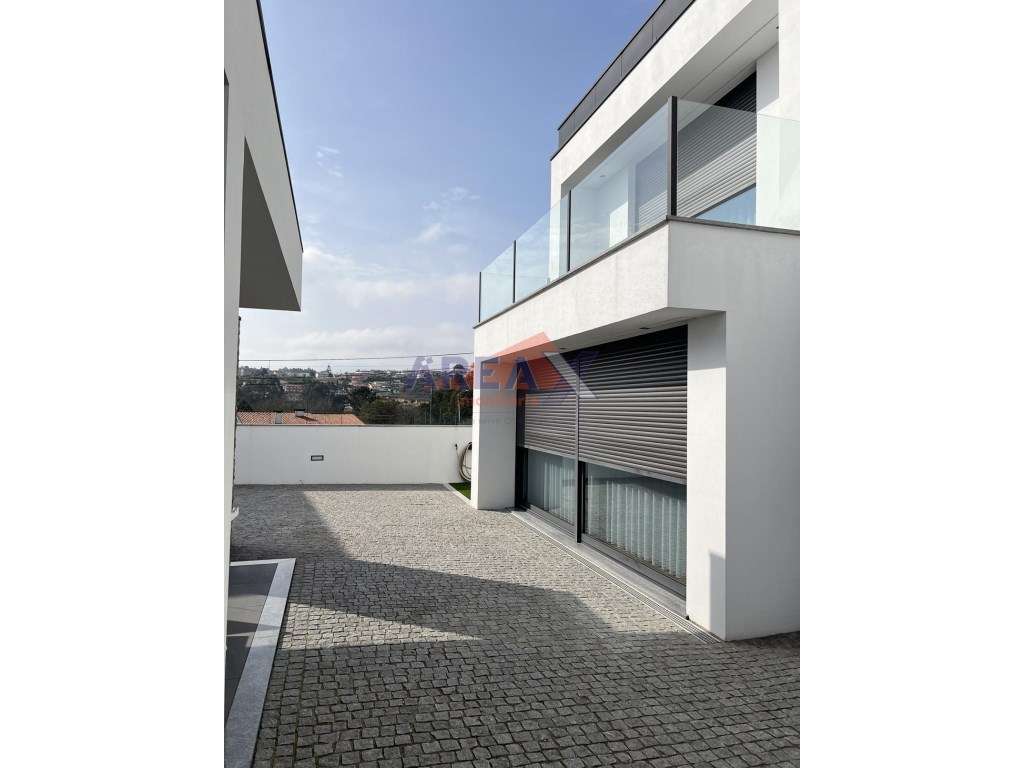 Moradia T4 de Arquitetura Moderna | Excelente Estado - Grande imagem: 3/34