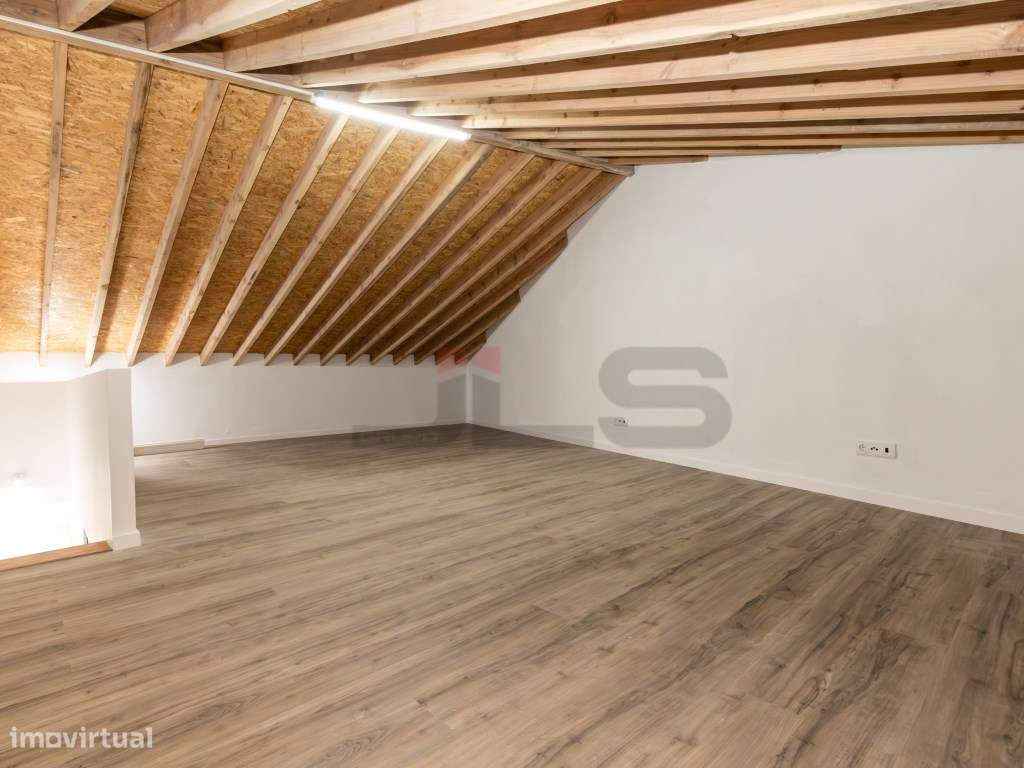 Moradia V1+1 Totalmente Remodelada com Vista Mar em Água de Alto-25