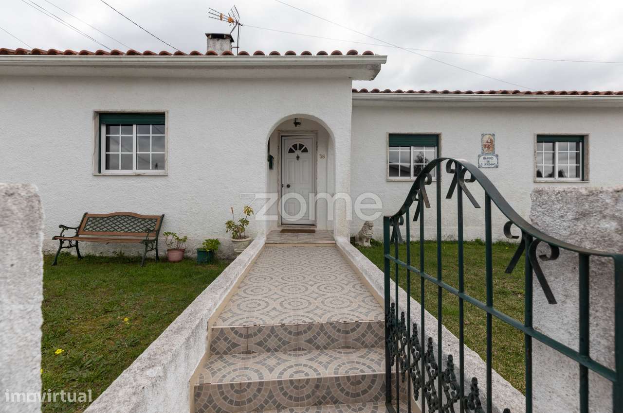 Duas Moradias Geminadas Com Jardim E Logradouro Cernache
