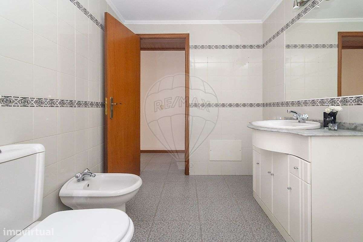 Apartamento T2 com Arrecadação em Paio Pires-27