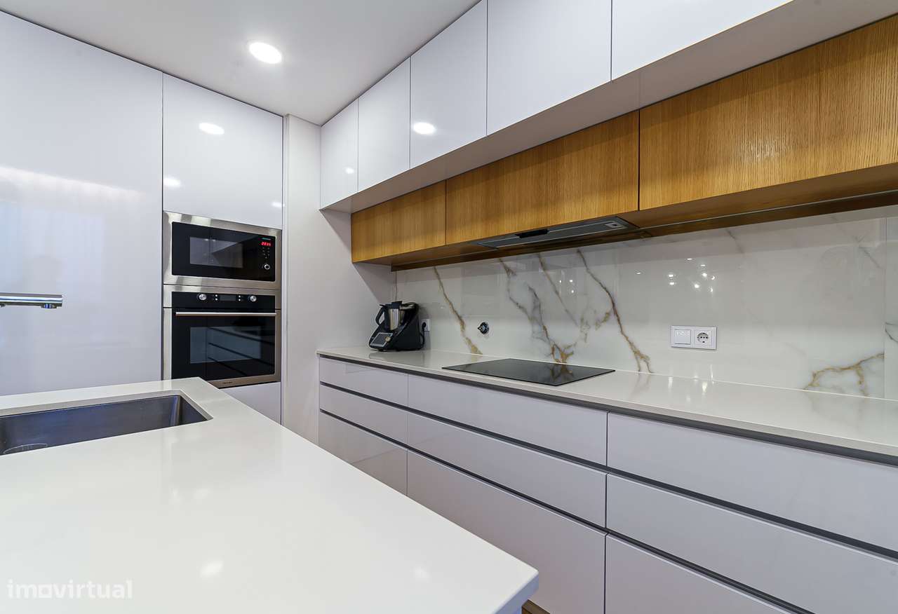 Exclusivo apartamento T3+1 seminovo, com 190m2, três frentes e box-16