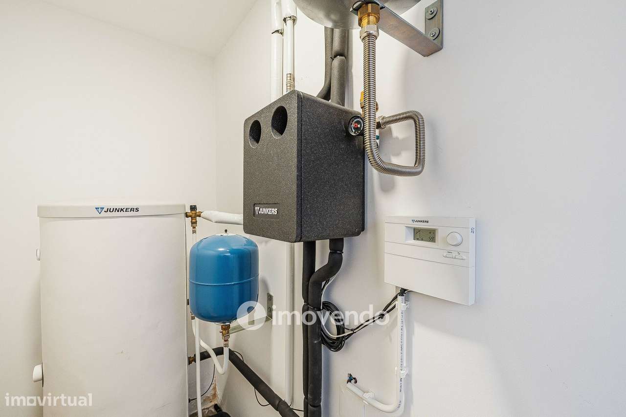 Apartamento T2, com estacionamento e cozinha equipada, na Amadora-41