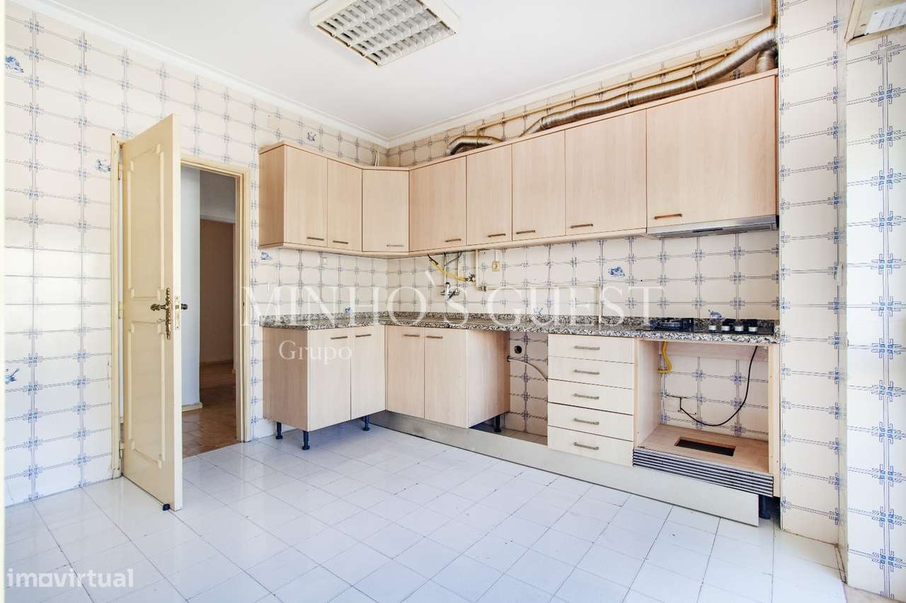 Apartamento T3 de último andar c/ varanda e vista para Av. Liberdade --16