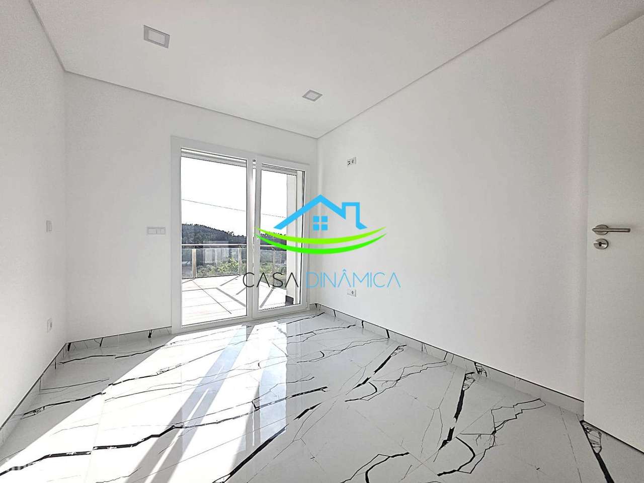 Moradia T4+1 Nova com Garagem Ampla e Jardim – Antuzede, Coimbra-9