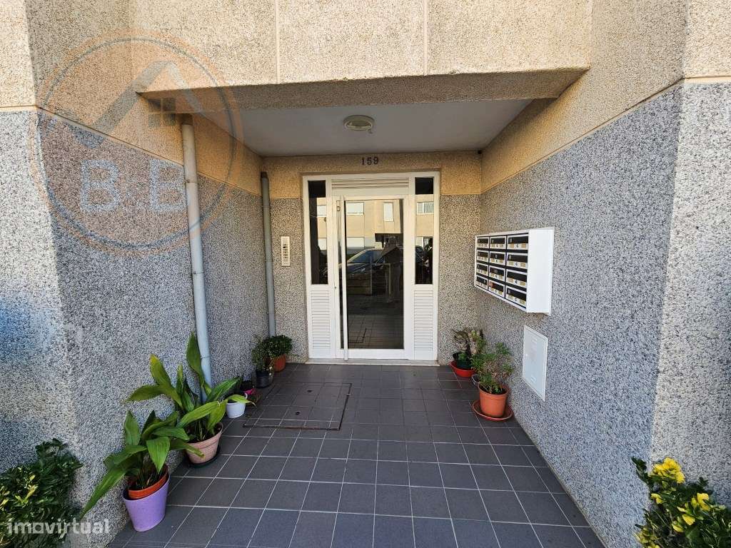 Apartamento T3 com garagem em Valbom-21