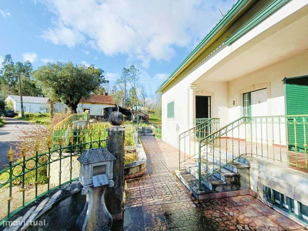 Moradia de tipologia T9, sita na Freguesia de Gondemaria e Olival. - Grande imagem: 3/39