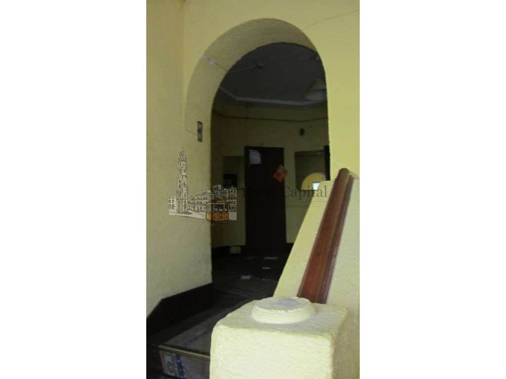 Dois Prédios para reconstruir e ampliar com projeto para AL junto a... - Grande imagem: 4/35