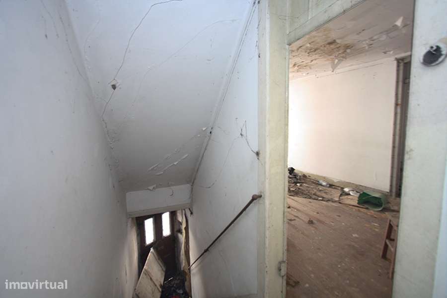 Prédio para recuperar, 3 pisos, cave e pequeno logradouro, C da Rainha-8