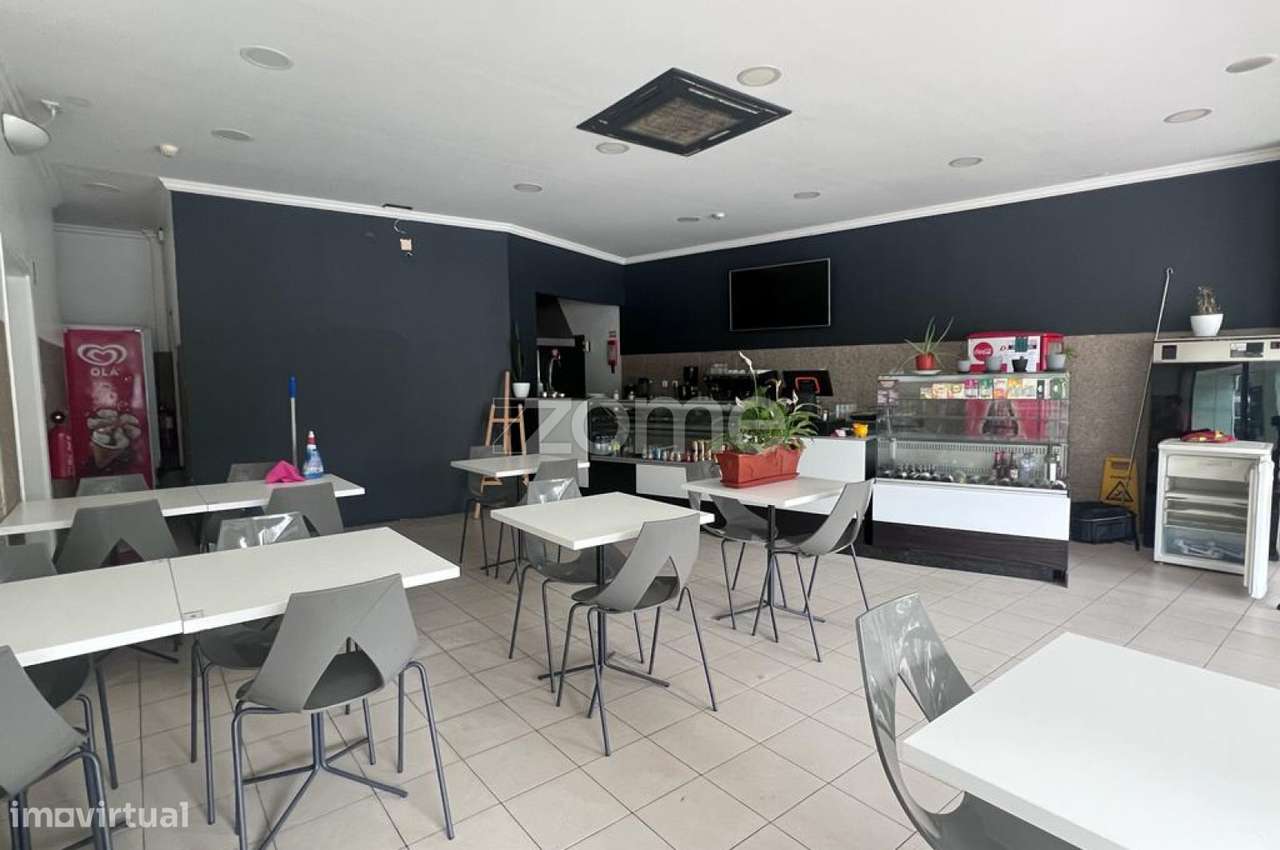 Café situado no Laranjeiro, Almada - Grande imagem: 5/17