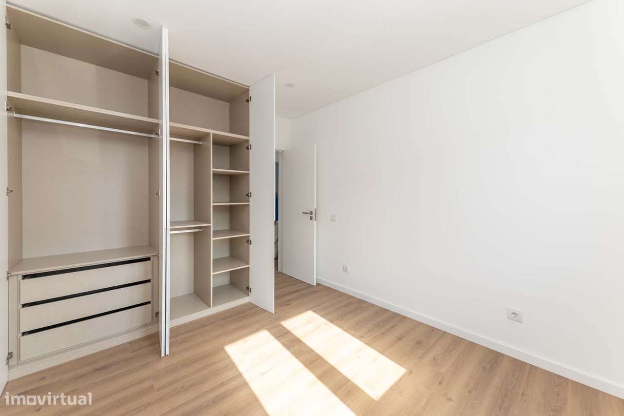 T3 NOVO – Apartamento com Espaço Exterior Único de 500 m² no Seixal-28