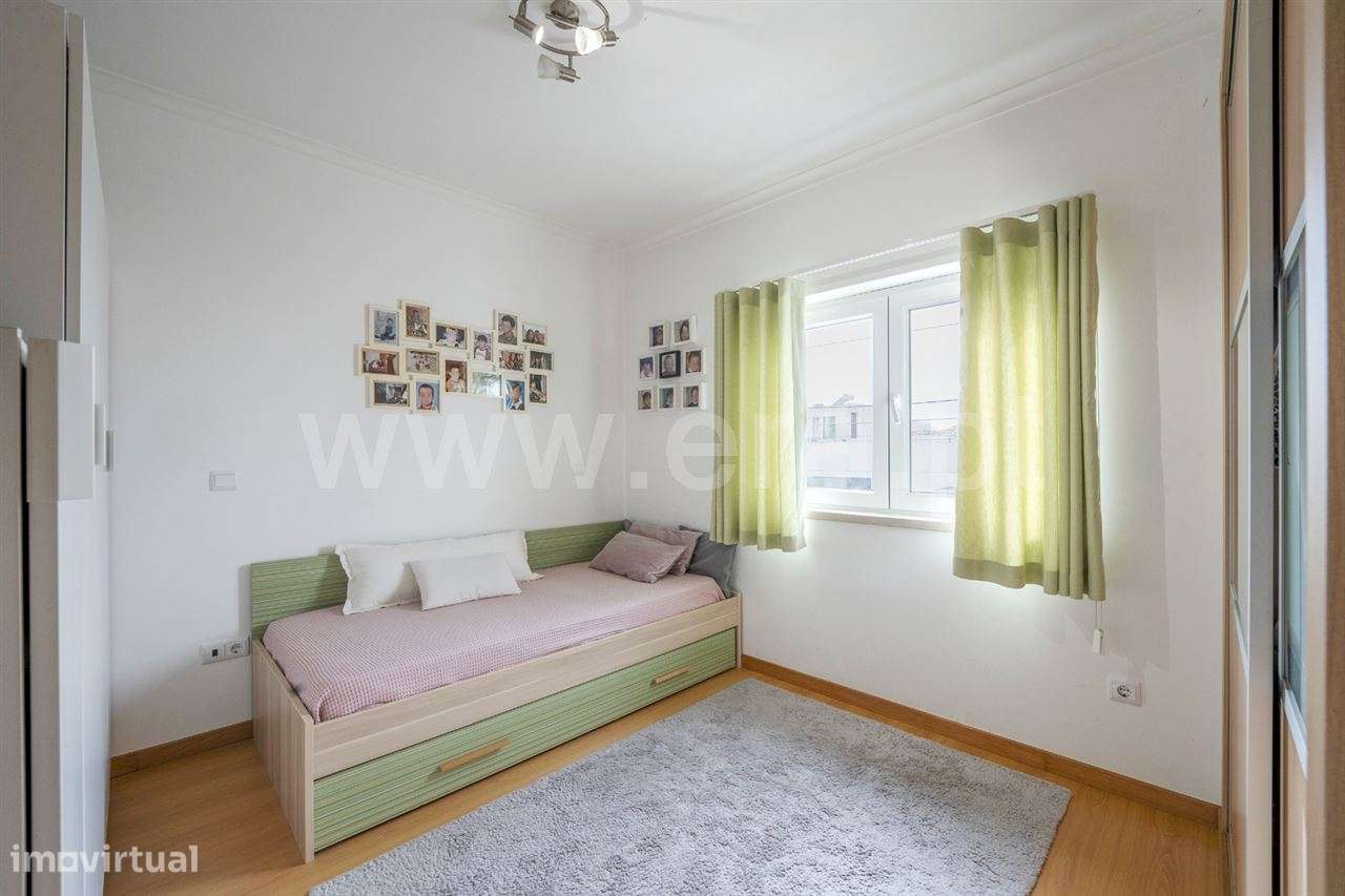 Moradia isolada de gaveto T4; Quinta de Valadares-13