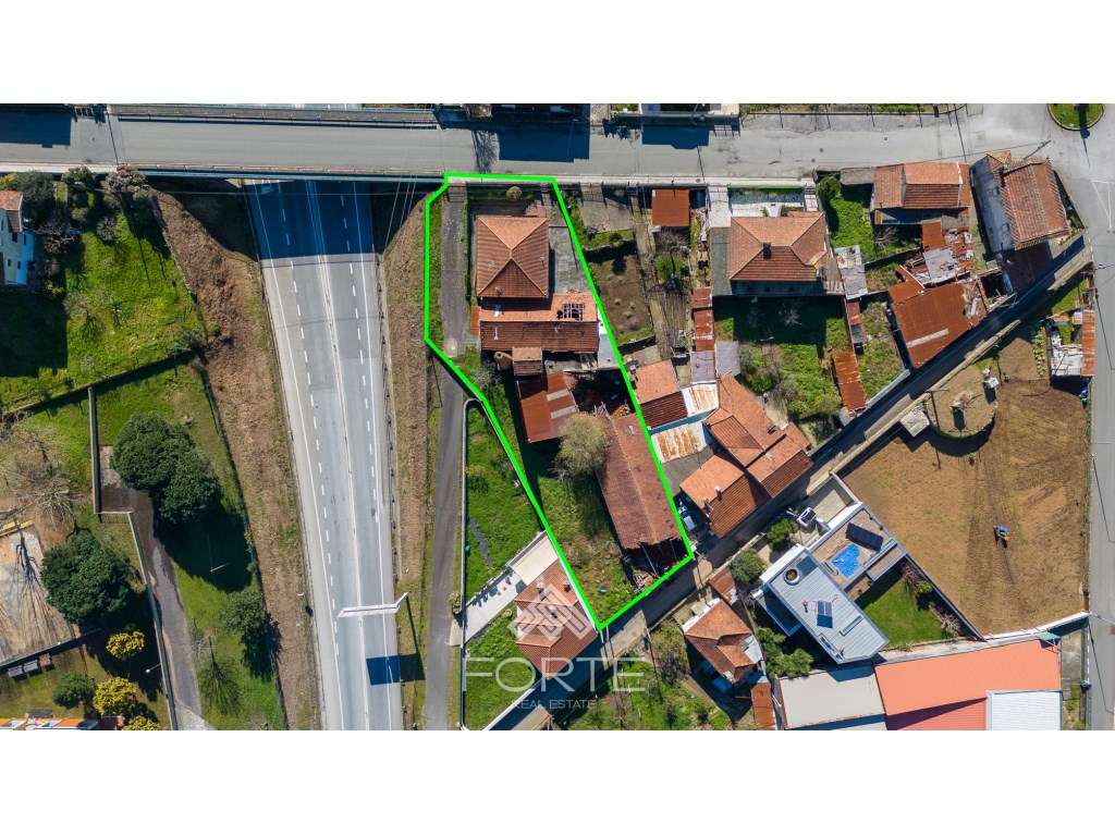 Moradia com pavilhões industriais e terreno-22