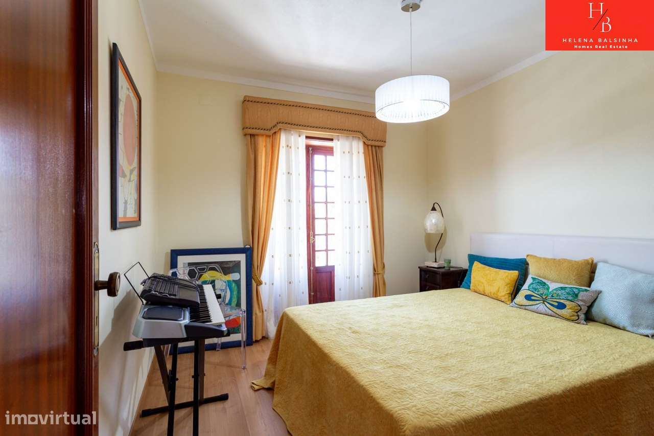 Bonita moradia V6, situada nos Casais de São Lourenço, junto à pra-44