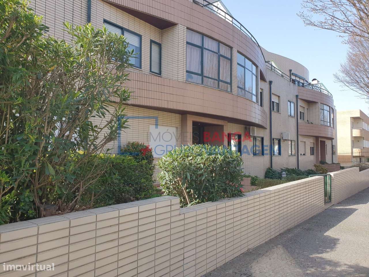 Apartamento T1 C/ Lugar de Garagem e Arrumo - Grande imagem: 1/5