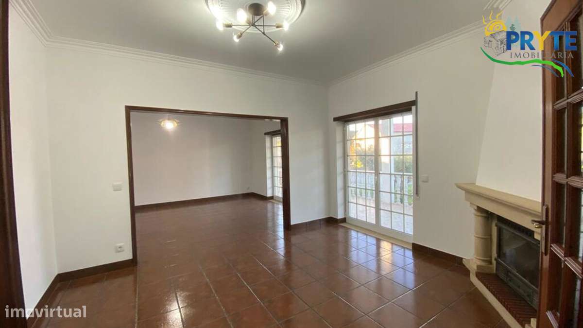 Moradia em Excelentes Condições com Amplo Terreno - Oportunidade Única-29