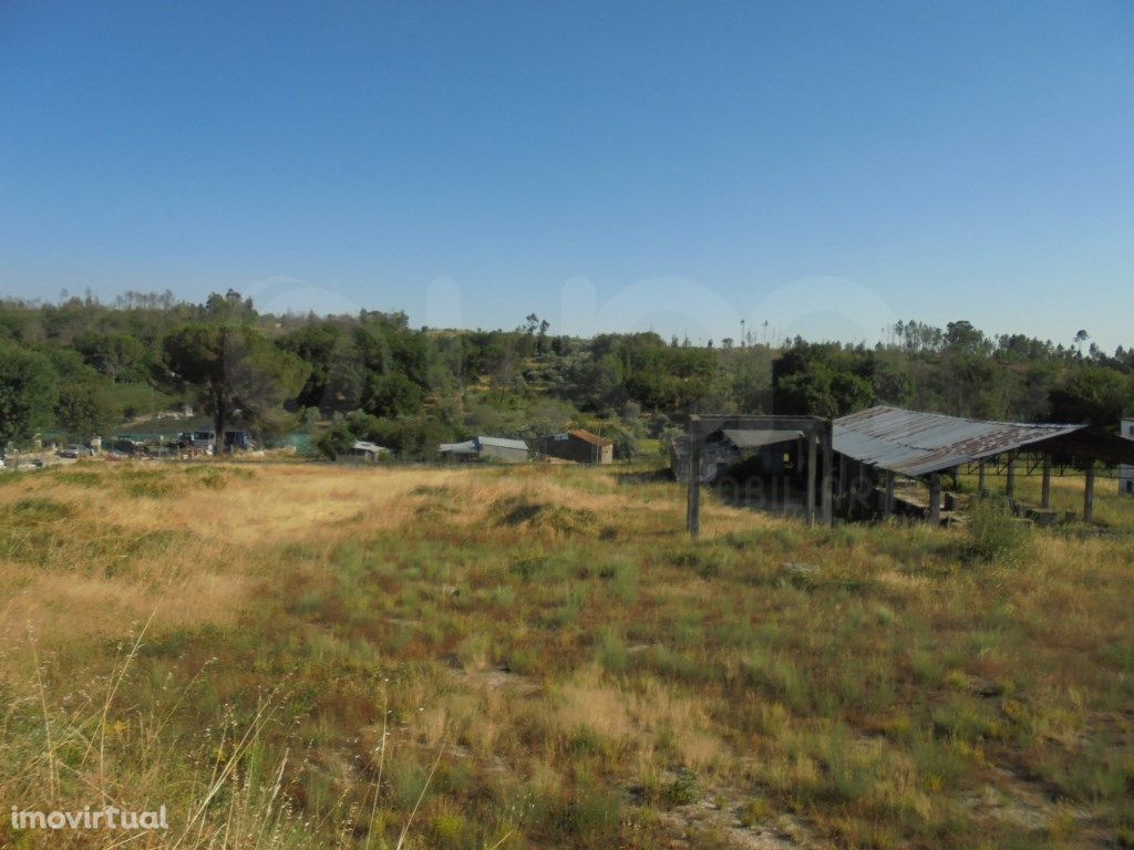 Armazém e Terreno em Mangualde