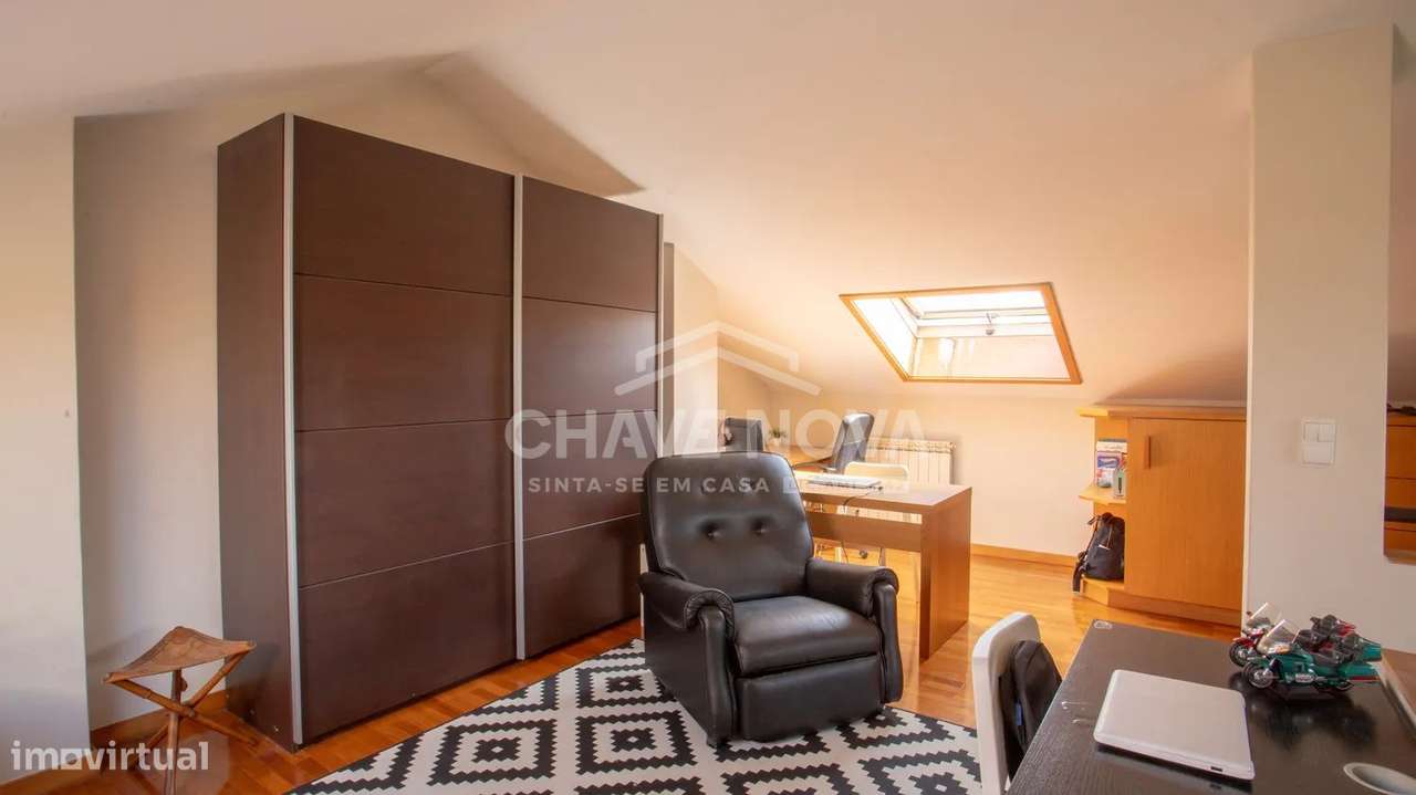 Moradia V3 de quatro frentes - Perosinho-30