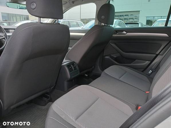 Volkswagen Passat 2.0 TDI EVO Essence DSG - 9