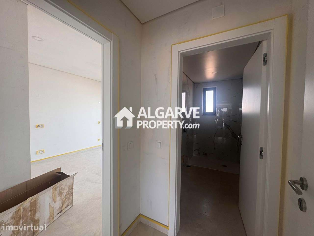 Moradia de Luxo T4 com Piscina e Vista Mar na Guia, Algarve-21