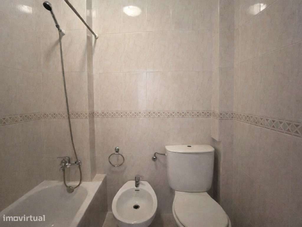 T2 junto ao Cineteatro Municipal da Damaia-16