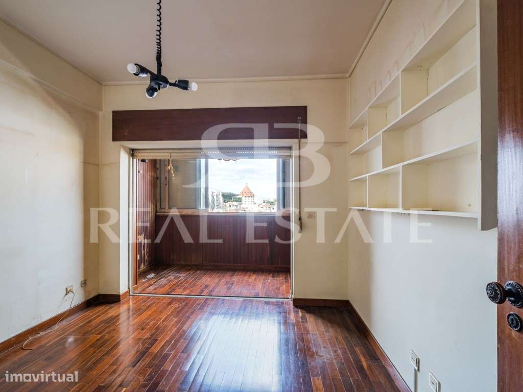 T2, para remodelação total | junto à Praça de Espanha | centro de L...-13