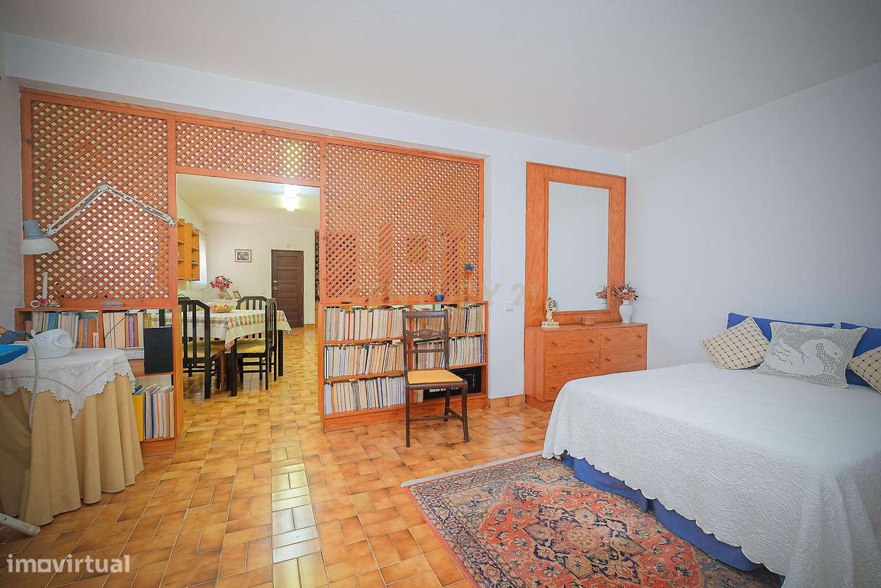 Moradia T5 em Carcavelos — Espaço, Conforto e Localização Privilegiada-37