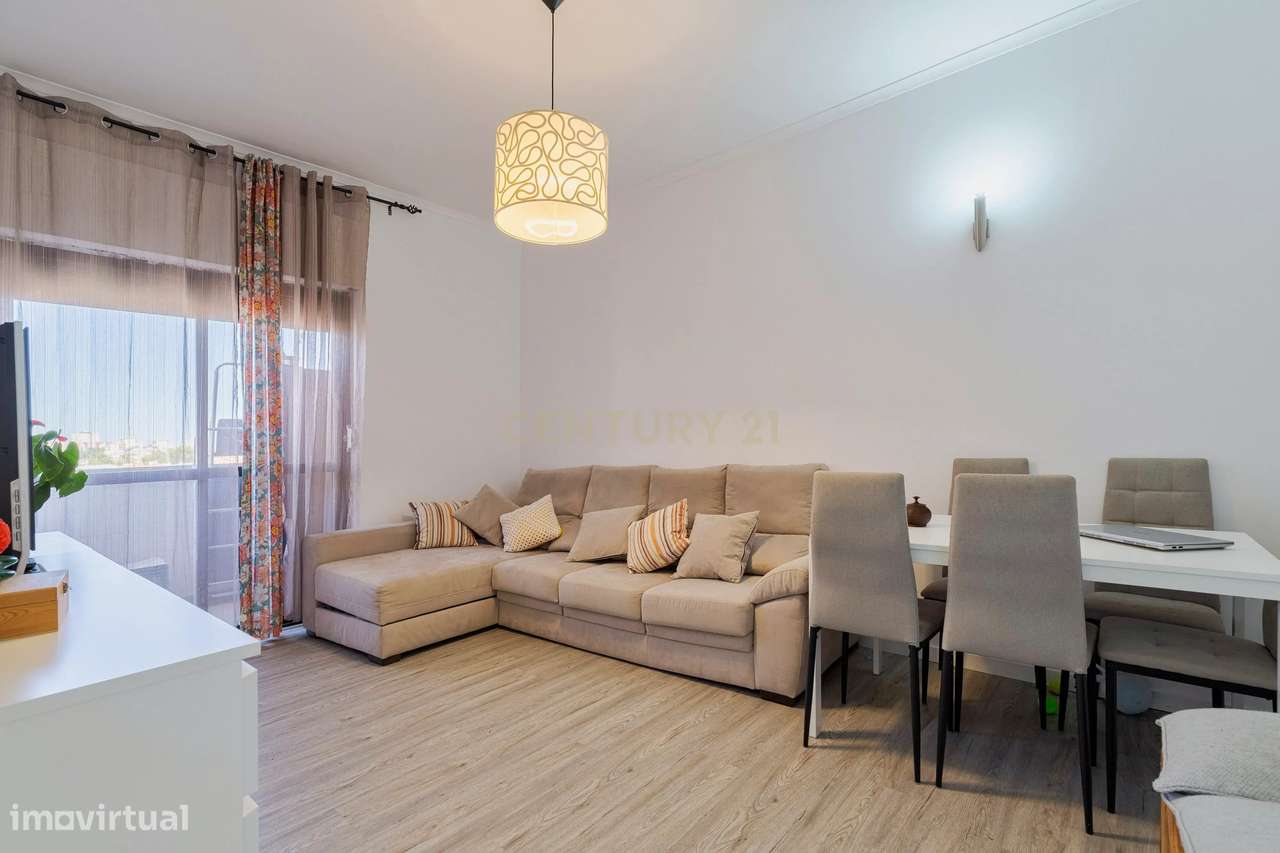 Apartamento T2/3  remodelado com excelente luminosidade e varanda fech-1