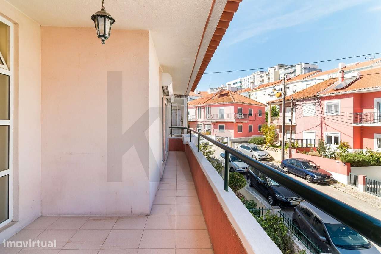 T2 COM VARANDA E SÓTÃO | BAIRRO CALMO DE MORADIAS NO CENTRO DE ALMADA - Grande imagem: 4/26