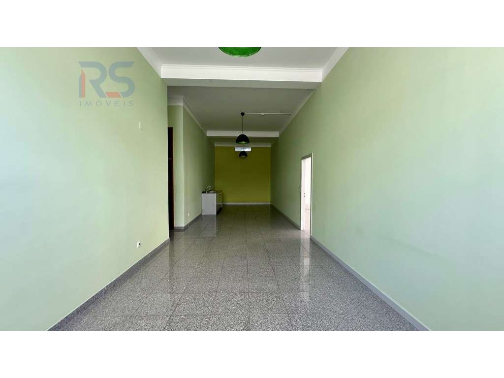 Loja de 4 frentes Porto Egas Moniz-14