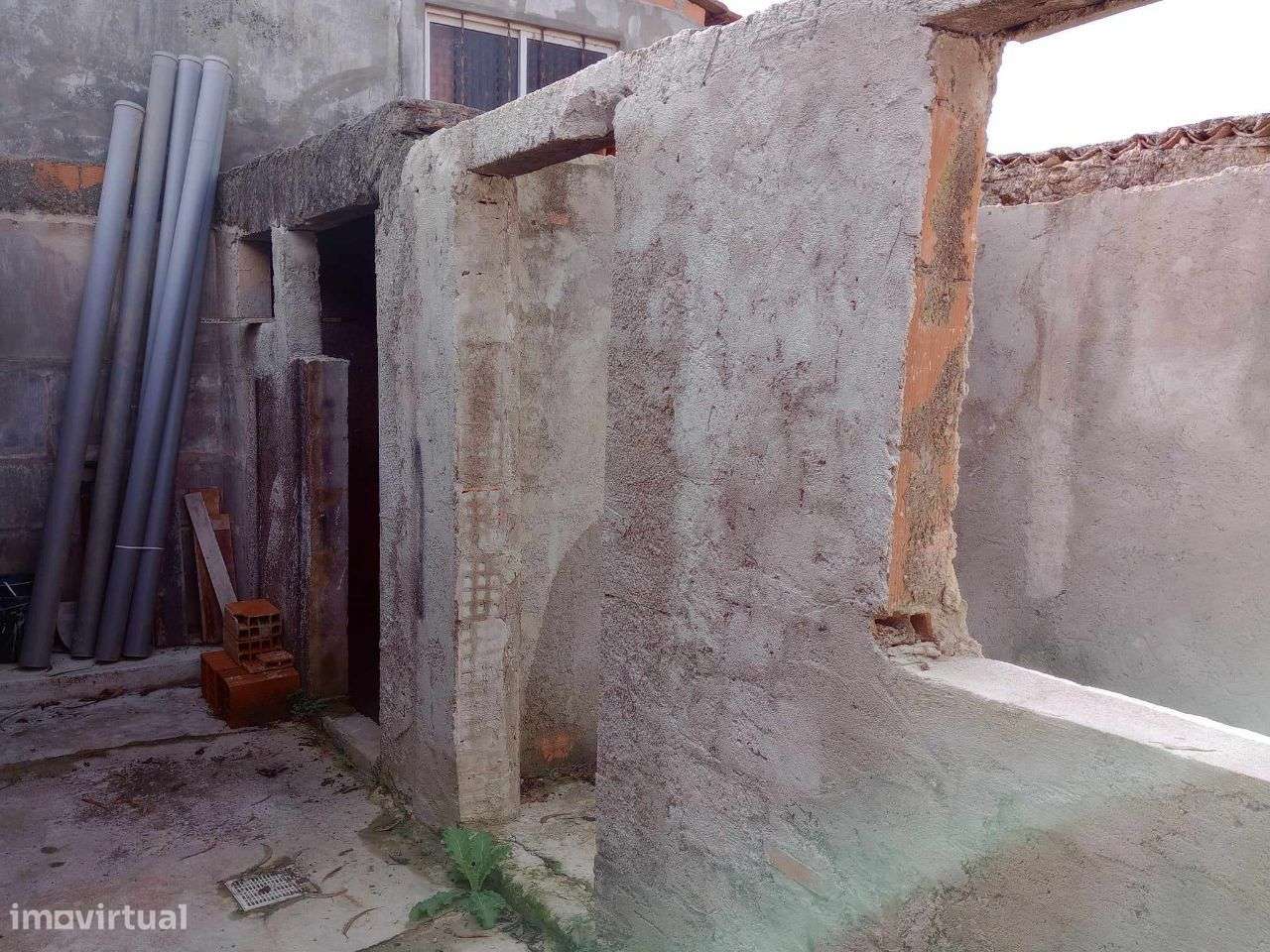 Vende-se moradia para renovar na Lamarosa, Coimbra.-8