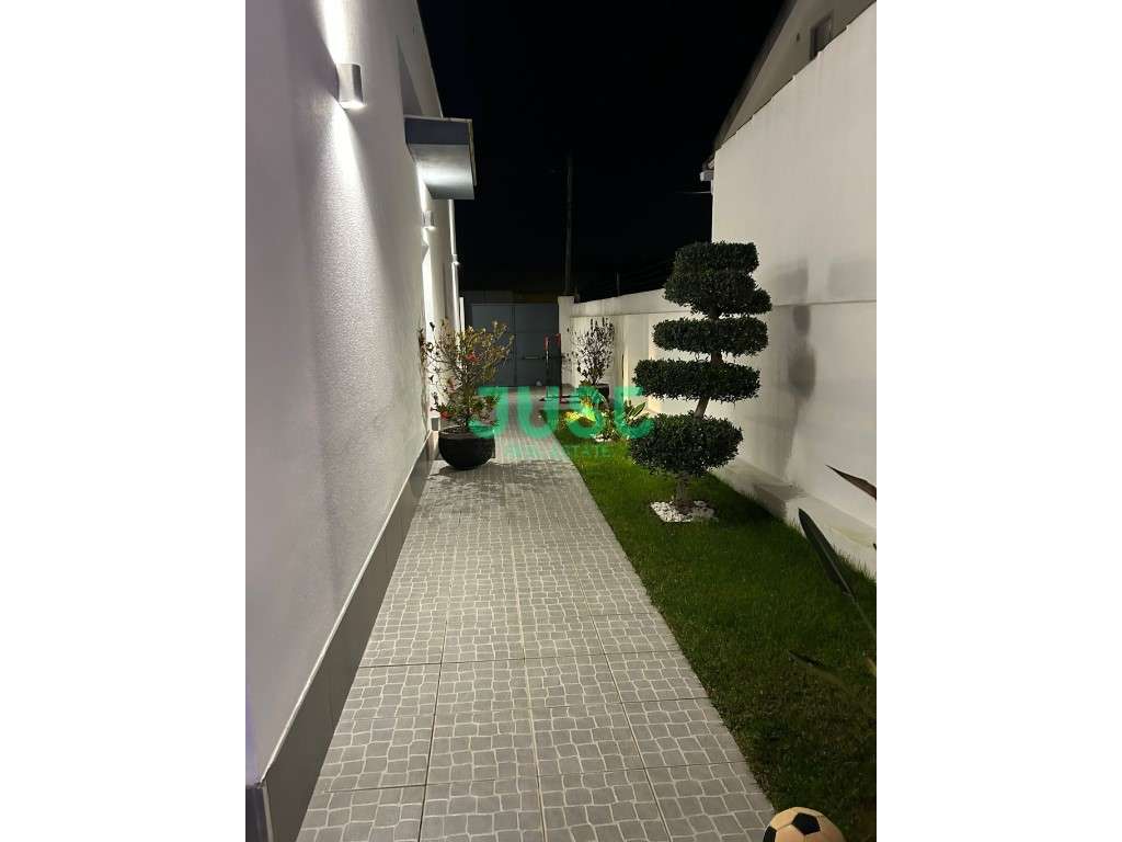 Moradia isolada, T3, seminova com garagem e piscina na Quinta do Conde-18