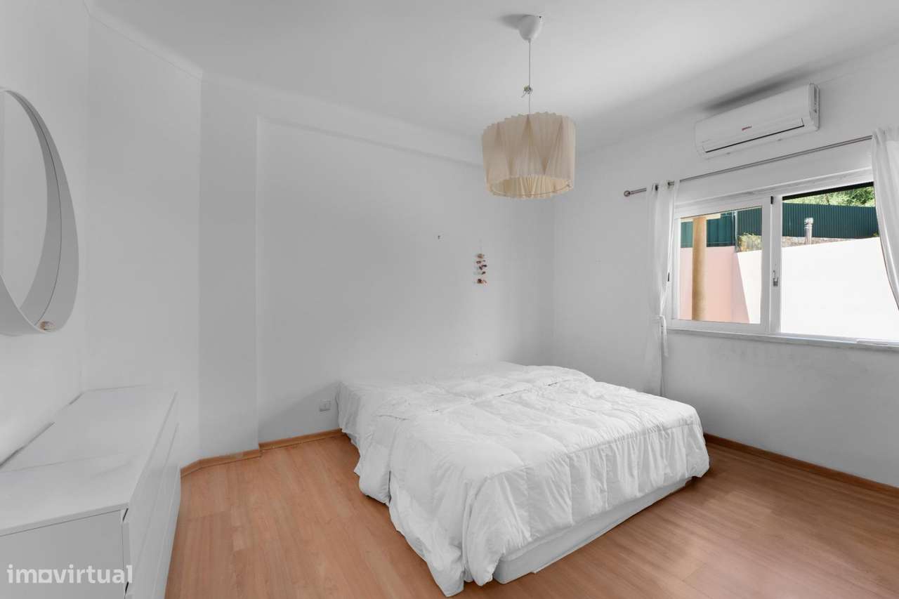 Moradia T4+1 com piscina e jardim, no Murganhal, Caxias-21