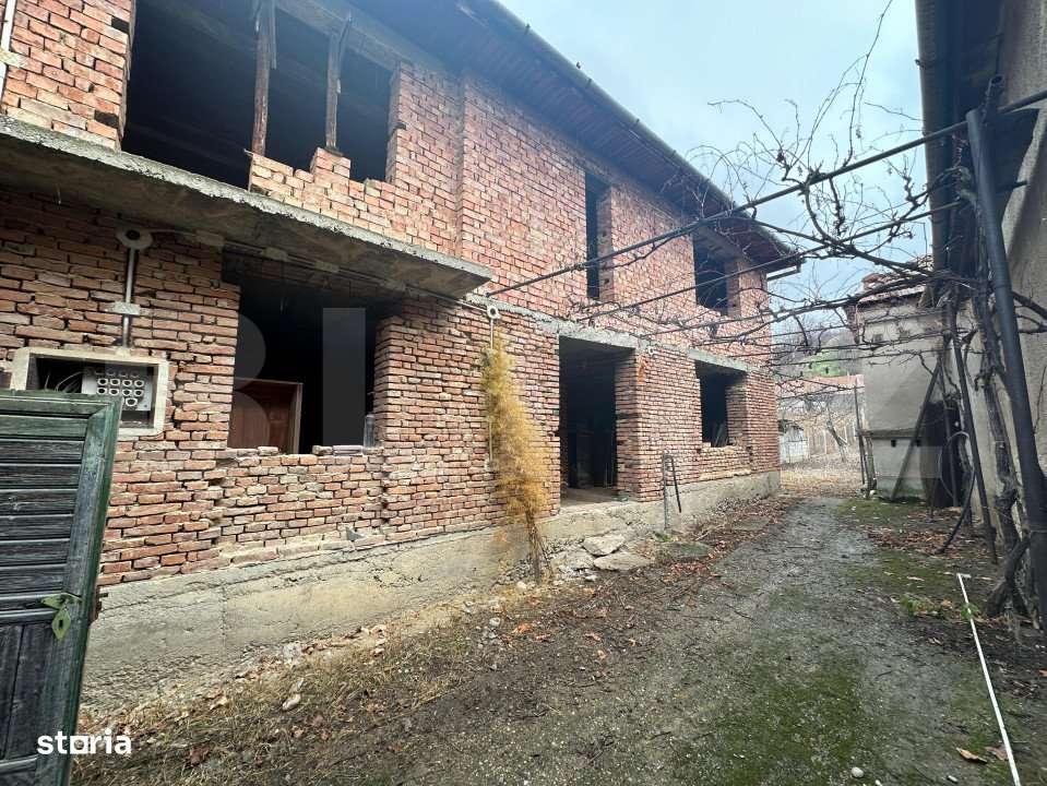 Casa la rosu cu 7 camere, 2 bai, 1 bucatarie. - Imagine principală: 1/11