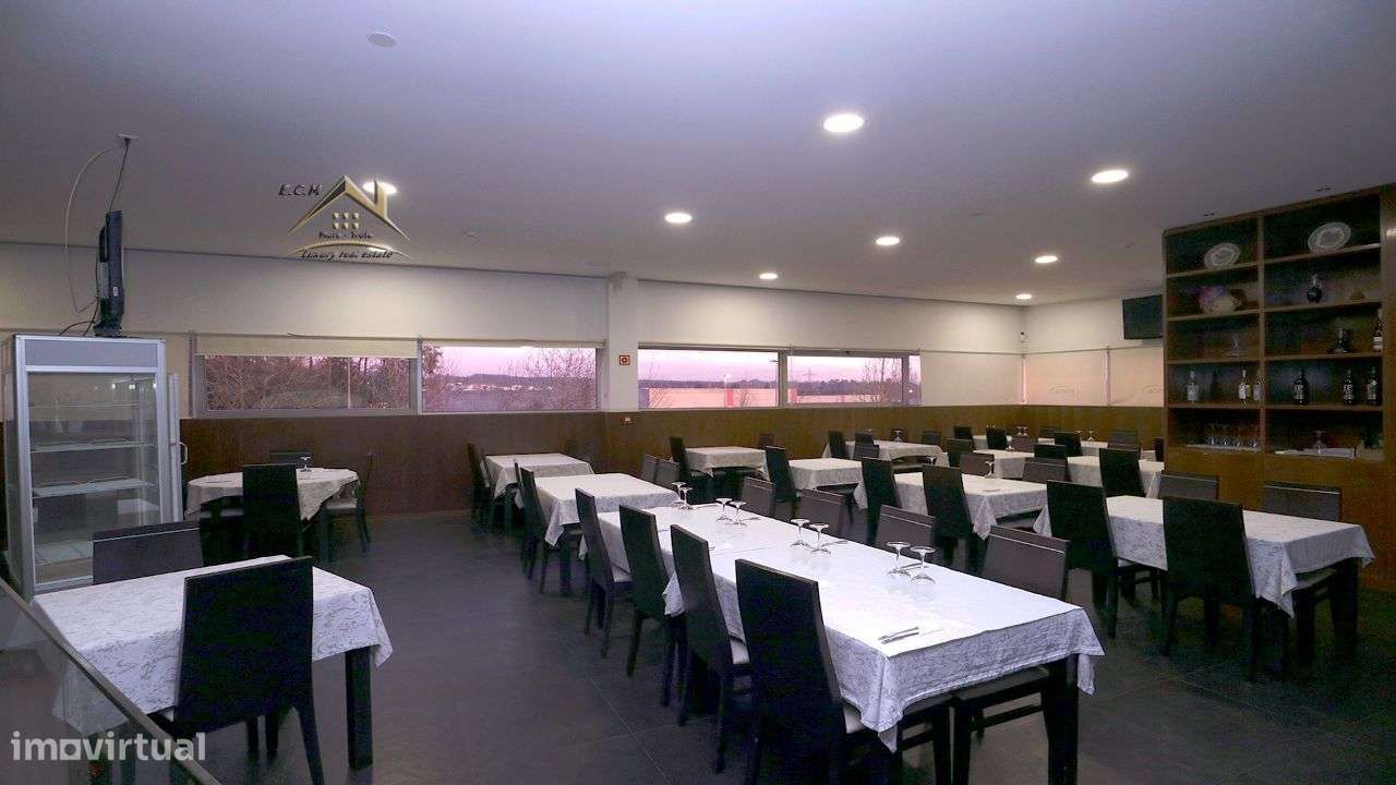 Restaurante "Castelo da Maia" Localizado em Zona Industrial,-31