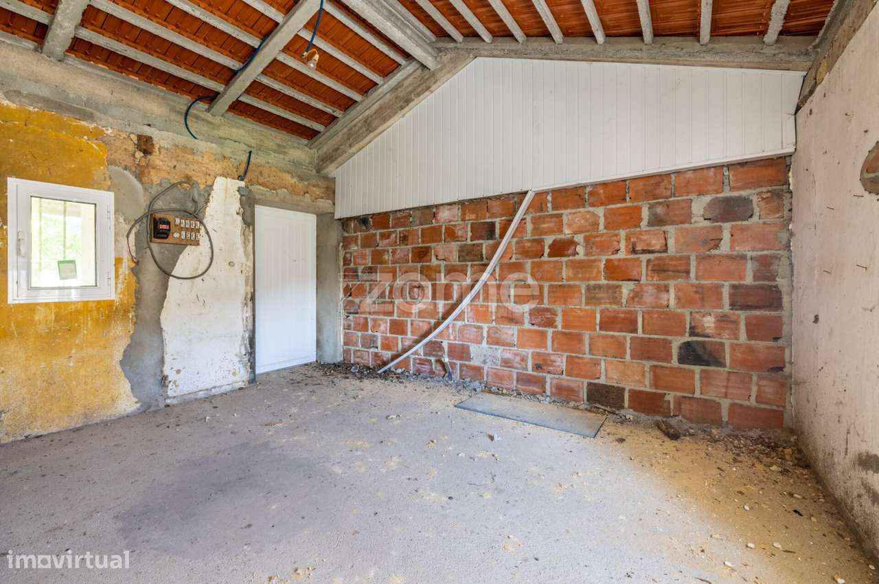 Moradia T1 para recuperar | Albergaria dos Doze-7